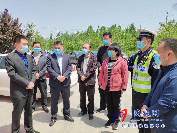 縣委常委、縣委辦公室主任孟亞松到申甘林帶查看槐花節(jié)開(kāi)展情況