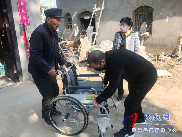 縣統(tǒng)計局入戶送輪椅 情暖貧困戶