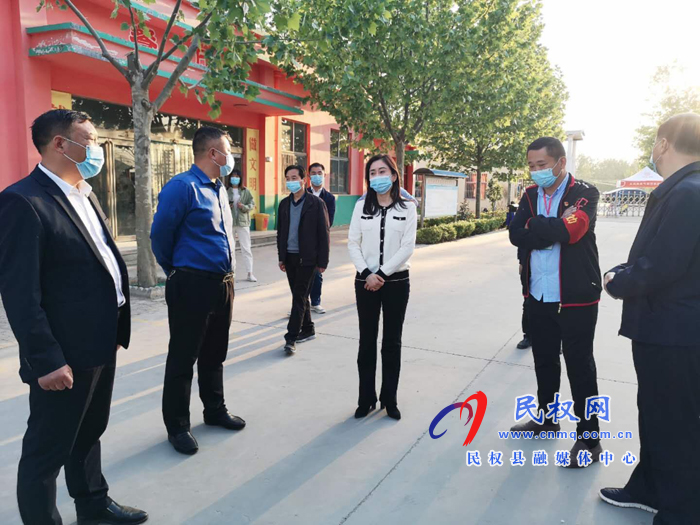 副縣長朱琳查看學(xué)校疫情防控和校園安全工作