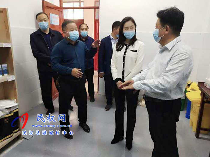 副縣長朱琳查看學(xué)校疫情防控和校園安全工作