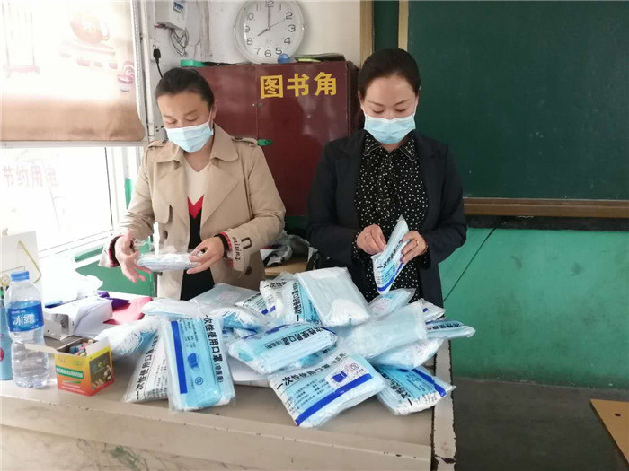 開學第一天  學生家長捐贈了700只口罩