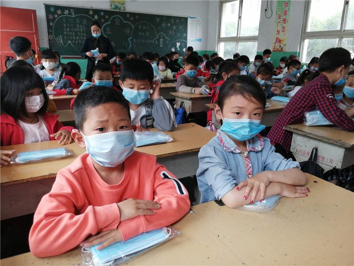 開學第一天  學生家長捐贈了700只口罩