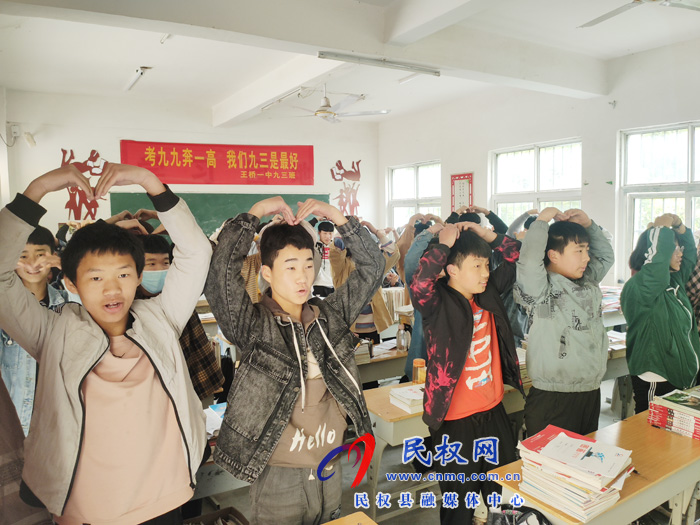 感恩母親，回報(bào)母愛(ài)——王橋鎮(zhèn)一中舉行母親節(jié)主題班會(huì)