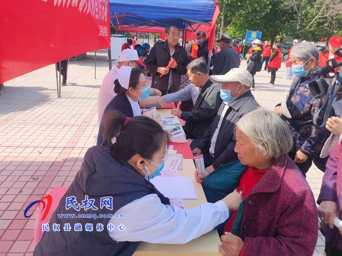 助力疫情防控·紅十字救在身邊——民權(quán)縣開展紀(jì)念第73個“國際紅十字日”宣傳活動 助力疫情防控·紅十字救在身邊——民權(quán)縣開展紀(jì)念第73個“國際紅十字日”宣傳活動