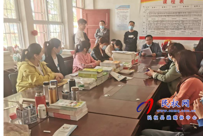 伯黨鄉(xiāng)伯西小學(xué)召開全體教師培訓(xùn)會