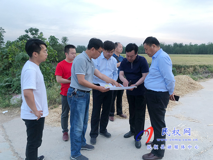 縣委副書記、縣長張團(tuán)結(jié)到部分鄉(xiāng)鎮(zhèn)查看高標(biāo)準(zhǔn)示范田選址及小麥生長情況