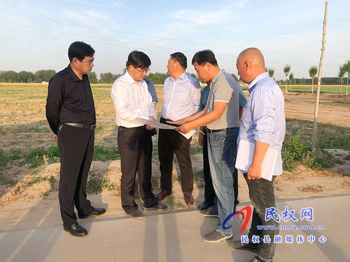 縣委副書記、縣長張團(tuán)結(jié)到部分鄉(xiāng)鎮(zhèn)查看高標(biāo)準(zhǔn)示范田選址及小麥生長情況