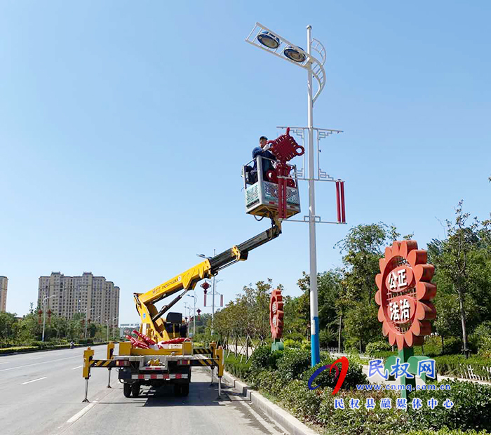 城管局路燈所加強(qiáng)防汛期間路燈設(shè)施的維修、維護(hù)