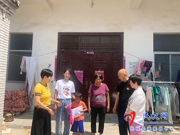 “六一慰問(wèn)”讓留守兒童的心快樂起來(lái) “六一慰問(wèn)”讓留守兒童的心快樂起來(lái)