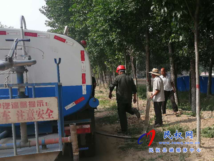 王橋鎮(zhèn)積極組織開展為綠化樹澆水活動