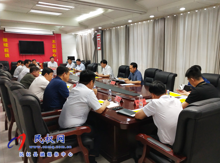 縣委副書記、縣長張團結(jié)查看扶貧項目進展情況