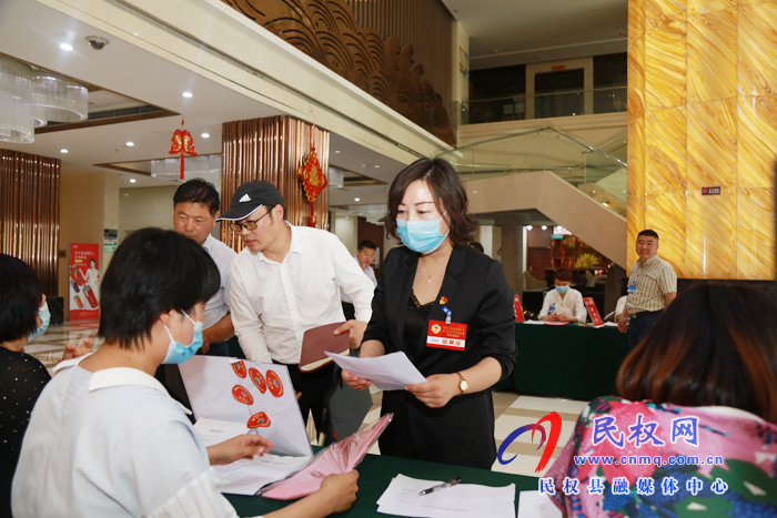 兩會進(jìn)行時:政協(xié)委員今日報到 兩會進(jìn)行時:政協(xié)委員今日報到