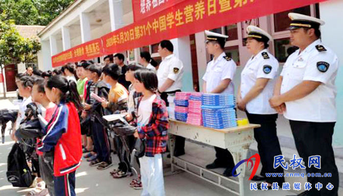 縣衛(wèi)生計(jì)生監(jiān)督所組織開展全民營(yíng)養(yǎng)周暨”5.20“中國(guó)學(xué)生營(yíng)養(yǎng)日主題宣傳活動(dòng)