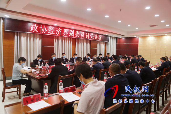 縣委副書記、縣長張團結(jié)參加縣政協(xié)經(jīng)濟界別委員討論