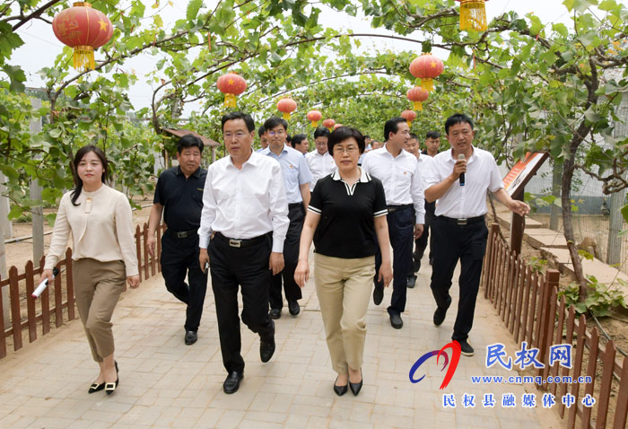 市觀摩組蒞臨我縣觀摩農村人居環(huán)境整治暨農業(yè)產業(yè)工作 市觀摩組蒞臨我縣觀摩農村人居環(huán)境整治暨農業(yè)產業(yè)工作