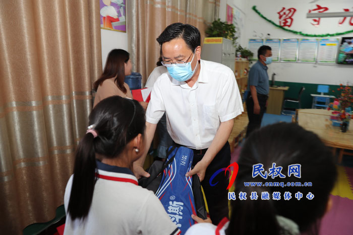 姬脈常寄語全縣少年兒童：立志，樹遠(yuǎn)大理想；求知，成棟梁之才