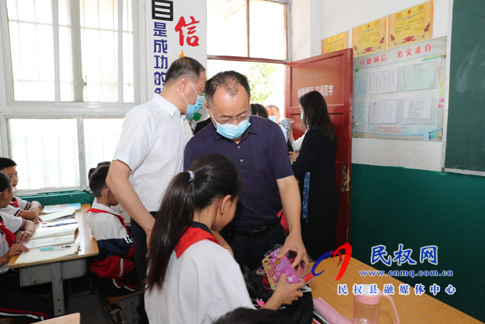 姬脈常寄語全縣少年兒童：立志，樹遠(yuǎn)大理想；求知，成棟梁之才