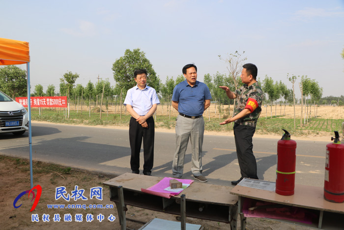 縣領(lǐng)導孟祥亮、陳鴻志督導伯黨鄉(xiāng)“三夏”生產(chǎn)暨秸稈禁燒工作