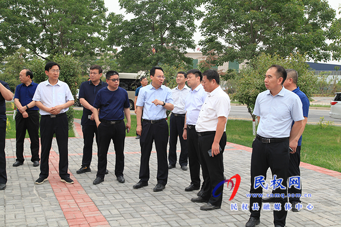縣委常委、常務(wù)副縣長李啟峰查看我縣街頭綠地建設(shè)工作