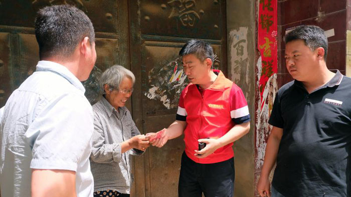 商丘市愛德陽光社會(huì)工作服務(wù)中心到對(duì)口幫扶點(diǎn)龍?zhí)伶?zhèn)龍東村慰問幫扶貧困戶