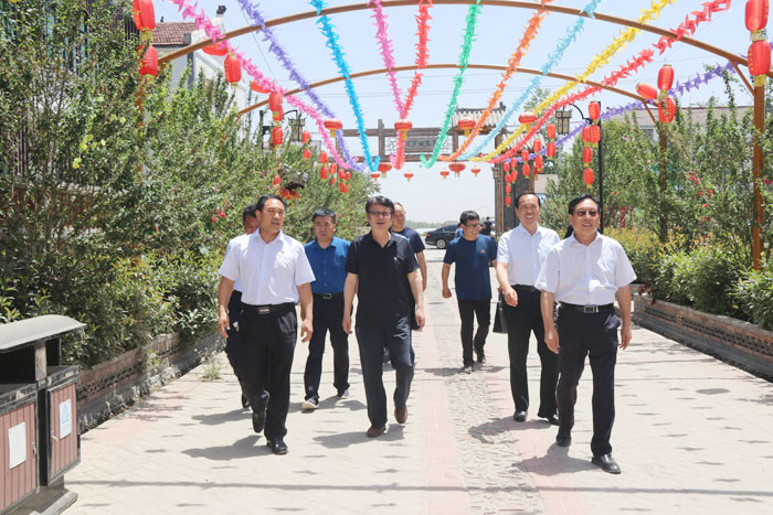 省專家組蒞民檢查創(chuàng)建省級(jí)森林城市工作