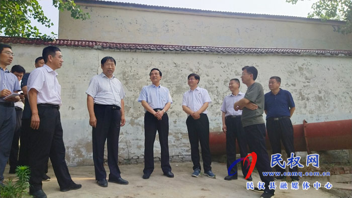 省抗旱搶種保苗指導(dǎo)工作第一組組長(zhǎng)、省農(nóng)業(yè)農(nóng)村廳黨組成員、總農(nóng)藝師王俊忠到民權(quán)縣開(kāi)展抗旱搶種保苗指導(dǎo)工作