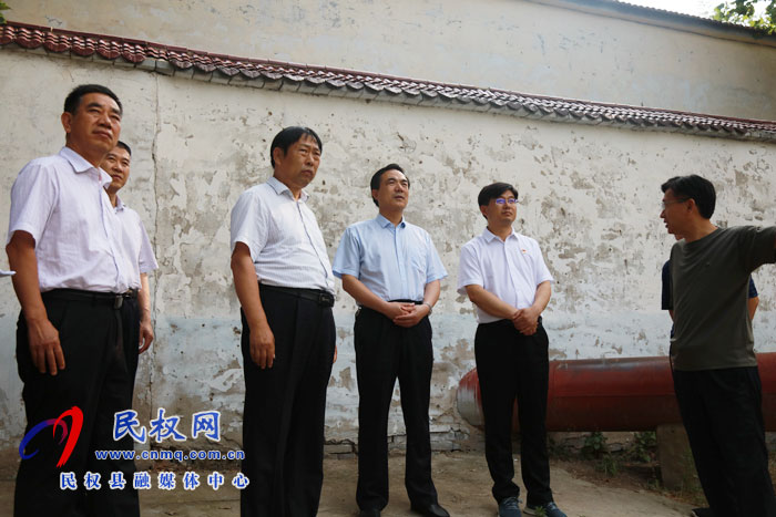 省抗旱搶種保苗指導(dǎo)工作第一組組長(zhǎng)、省農(nóng)業(yè)農(nóng)村廳黨組成員、總農(nóng)藝師王俊忠到民權(quán)縣開(kāi)展抗旱搶種保苗指導(dǎo)工作