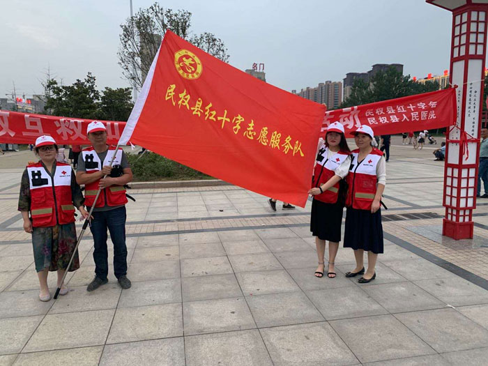 民權(quán)縣紅十字會(huì)組織開展自救互救知識(shí)技能培訓(xùn)在東區(qū)廣場舉行 民權(quán)縣紅十字會(huì)組織開展自救互救知識(shí)技能培訓(xùn)在東區(qū)廣場舉行