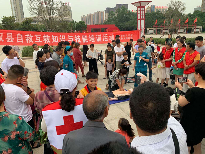 民權(quán)縣紅十字會(huì)組織開展自救互救知識(shí)技能培訓(xùn)在東區(qū)廣場舉行 民權(quán)縣紅十字會(huì)組織開展自救互救知識(shí)技能培訓(xùn)在東區(qū)廣場舉行
