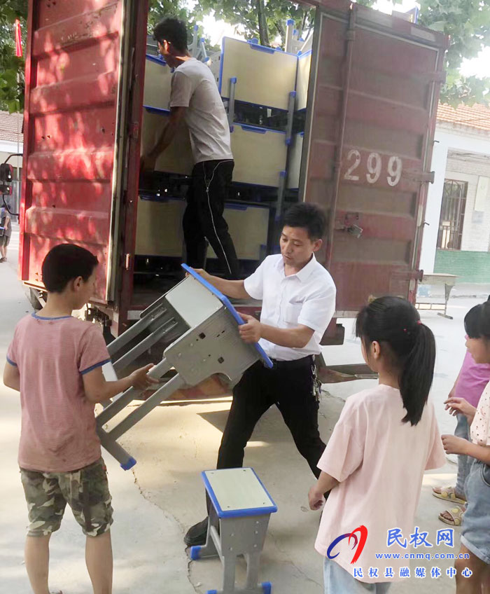 孫六鎮(zhèn)李坤侯村村民籌資萬元為學(xué)校捐贈(zèng)桌椅