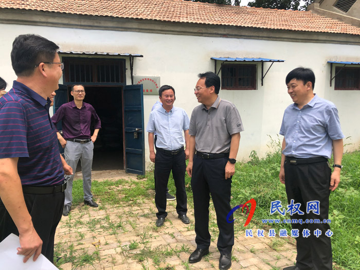 縣委常委、常務(wù)副縣長(zhǎng)李啟峰開(kāi)展巡河和檢查防汛物資儲(chǔ)備工作情況