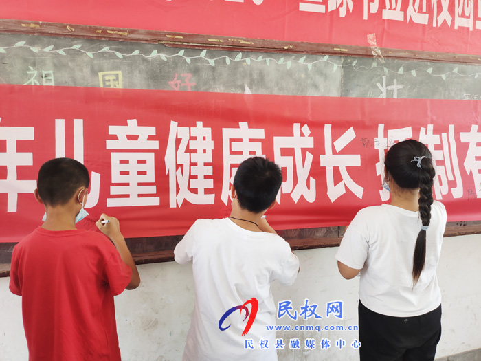 王橋鎮(zhèn)開展“掃黃打非·護(hù)苗2020”暨綠書簽進(jìn)校園宣傳活動(dòng)