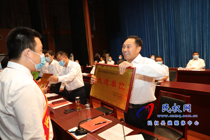 全縣三級干部大會(huì)暨脫貧攻堅(jiān)推進(jìn)會(huì)在縣人民藝術(shù)中心召開