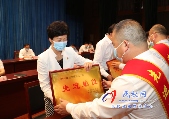 全縣三級干部大會(huì)暨脫貧攻堅(jiān)推進(jìn)會(huì)在縣人民藝術(shù)中心召開