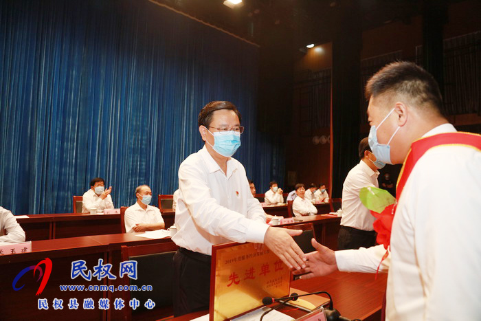 全縣三級干部大會(huì)暨脫貧攻堅(jiān)推進(jìn)會(huì)在縣人民藝術(shù)中心召開