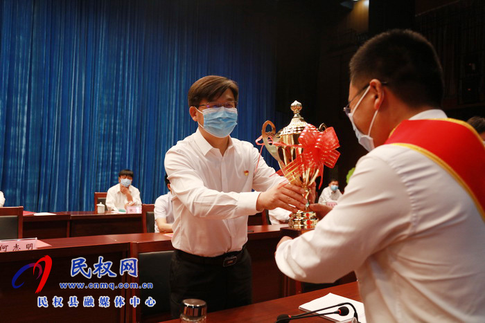 全縣三級干部大會(huì)暨脫貧攻堅(jiān)推進(jìn)會(huì)在縣人民藝術(shù)中心召開