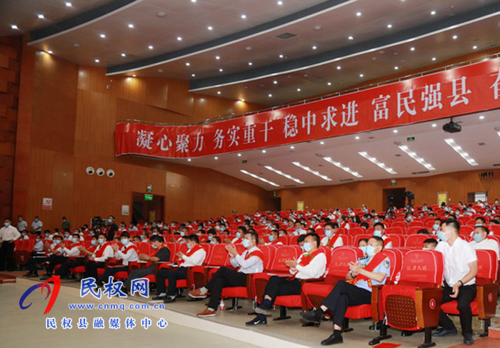 全縣三級干部大會(huì)暨脫貧攻堅(jiān)推進(jìn)會(huì)在縣人民藝術(shù)中心召開