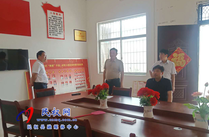 縣領(lǐng)導(dǎo)陳進(jìn)領(lǐng)、薛德峰到王橋鎮(zhèn)開(kāi)展“三·五”基層工作日活動(dòng)