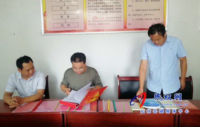 縣委常委、人武部政委江靜亞到雙塔鎮(zhèn)調(diào)研指導(dǎo)軟弱渙散基層黨組織整頓和脫貧攻堅(jiān)普查工作