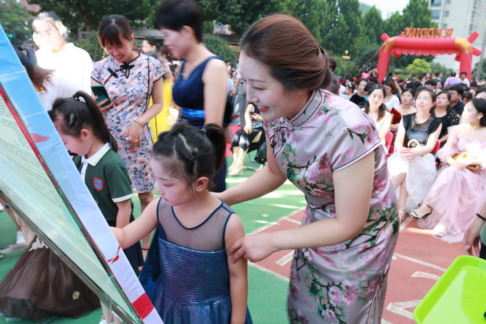 滿滿的儀式感！民權(quán)東區(qū)實(shí)驗(yàn)幼兒園迎來(lái)畢業(yè)季