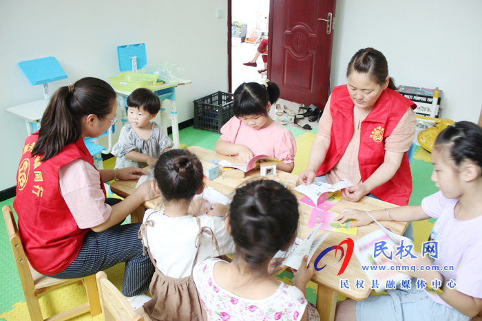 縣婦聯(lián)組織巾幗志愿者進(jìn)社區(qū)關(guān)愛暑期兒童