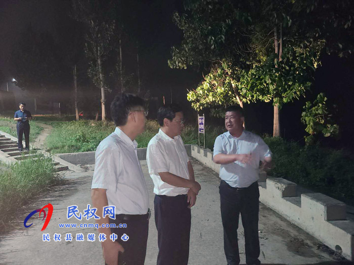 市人大常委會副主任、縣委書記姬脈常冒雨夜查防汛工作