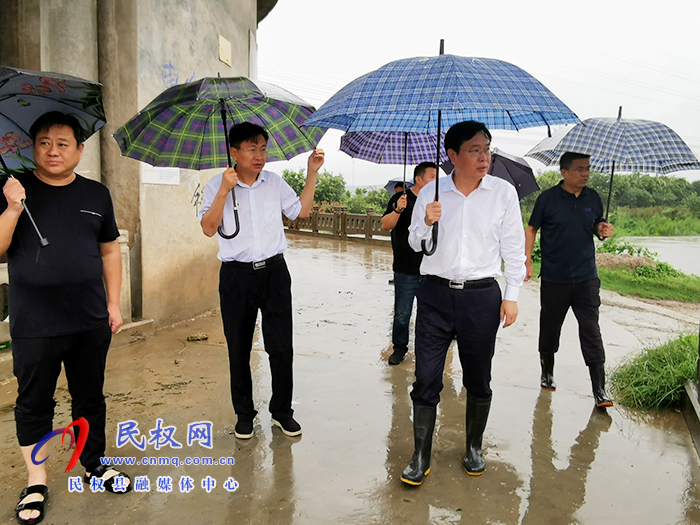 市人大常委會副主任、縣委書記姬脈常冒雨檢查督導(dǎo)防汛工作