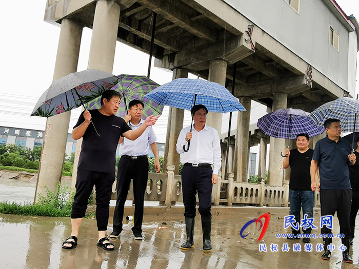 市人大常委會副主任、縣委書記姬脈常冒雨檢查督導(dǎo)防汛工作