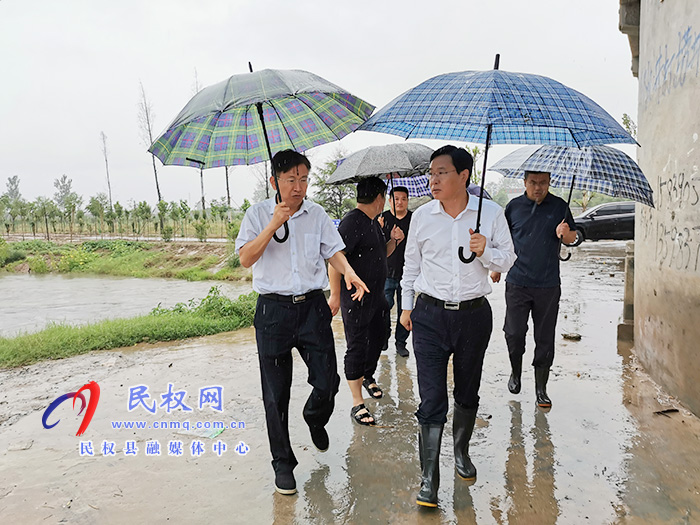 市人大常委會副主任、縣委書記姬脈常冒雨檢查督導(dǎo)防汛工作