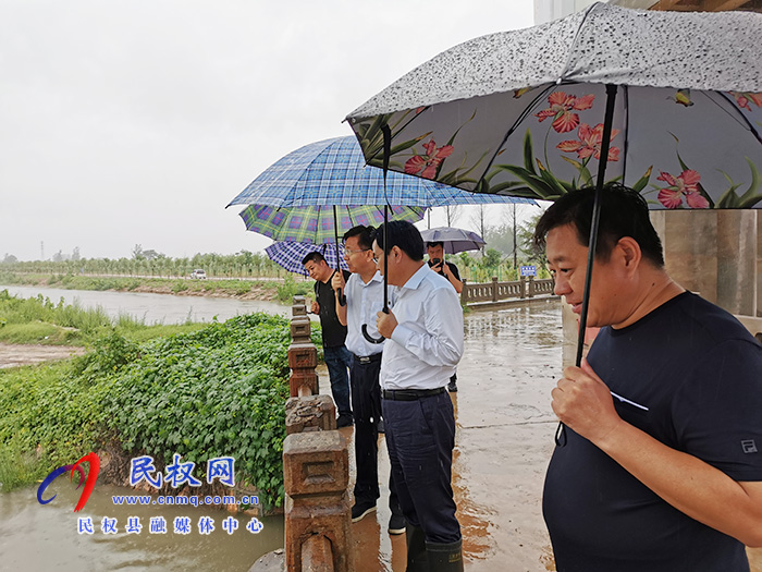 市人大常委會副主任、縣委書記姬脈常冒雨檢查督導(dǎo)防汛工作