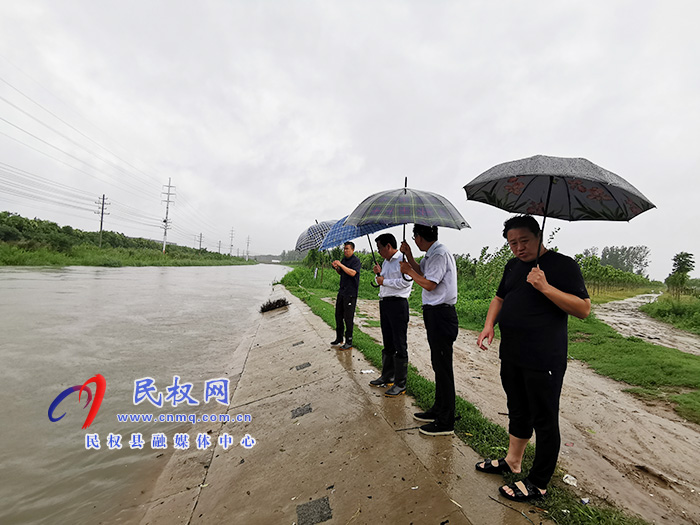市人大常委會副主任、縣委書記姬脈常冒雨檢查督導(dǎo)防汛工作