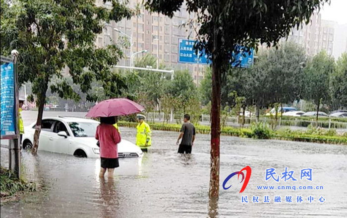 雨中的“濕影”——當兵的小伙子、你真是好樣的！
