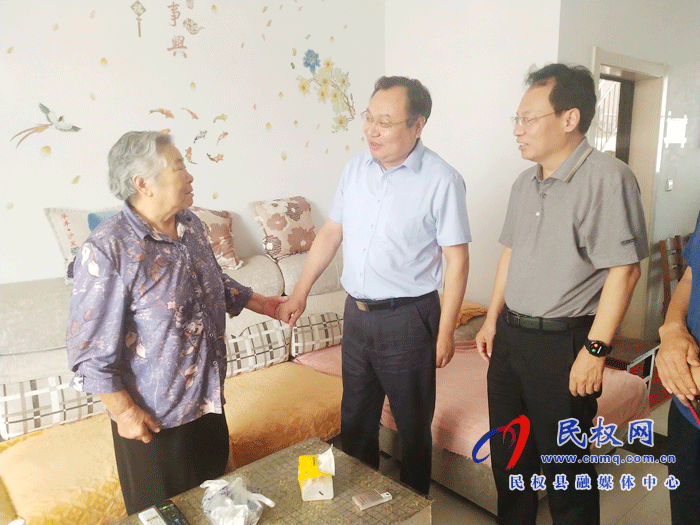 市委常委、常務(wù)副市長(zhǎng)吳祖明到我縣走訪慰問(wèn)軍人重點(diǎn)優(yōu)撫對(duì)象