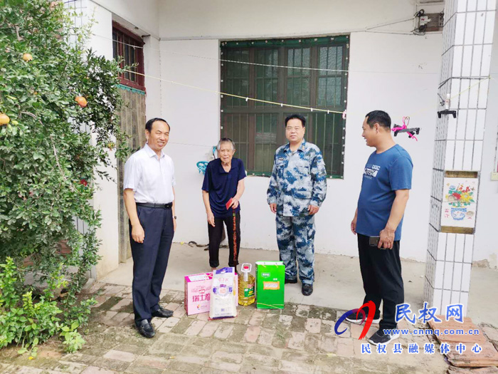 縣委常委、人武部政委江靜亞到雙塔鎮(zhèn)慰問